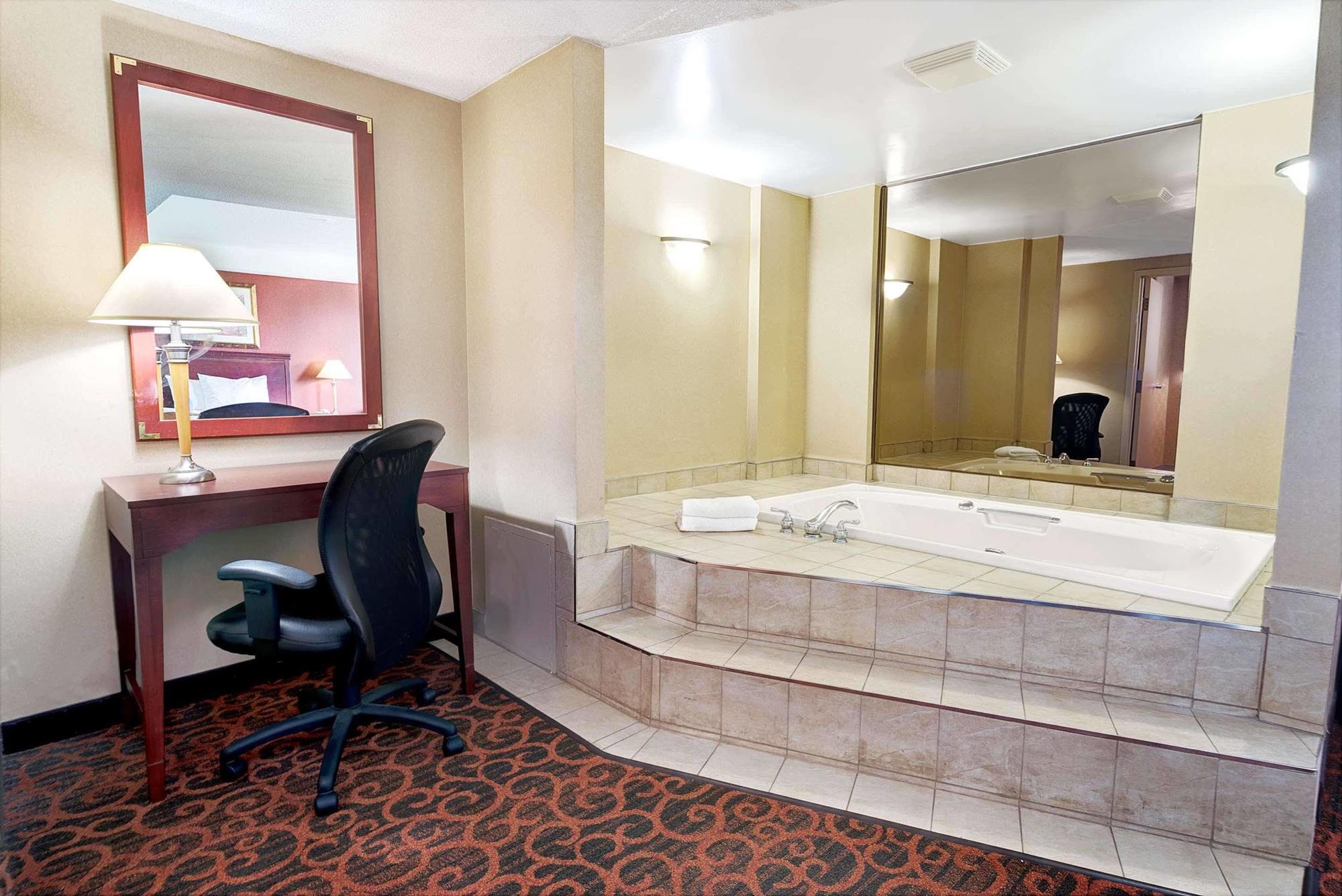 Ramada By Wyndham Falls/fallsview Niagara Falls